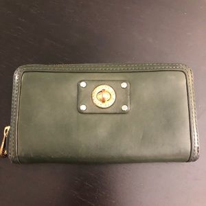 Marc by Marc Jacobs Totally Turnlock ZIP Wallet